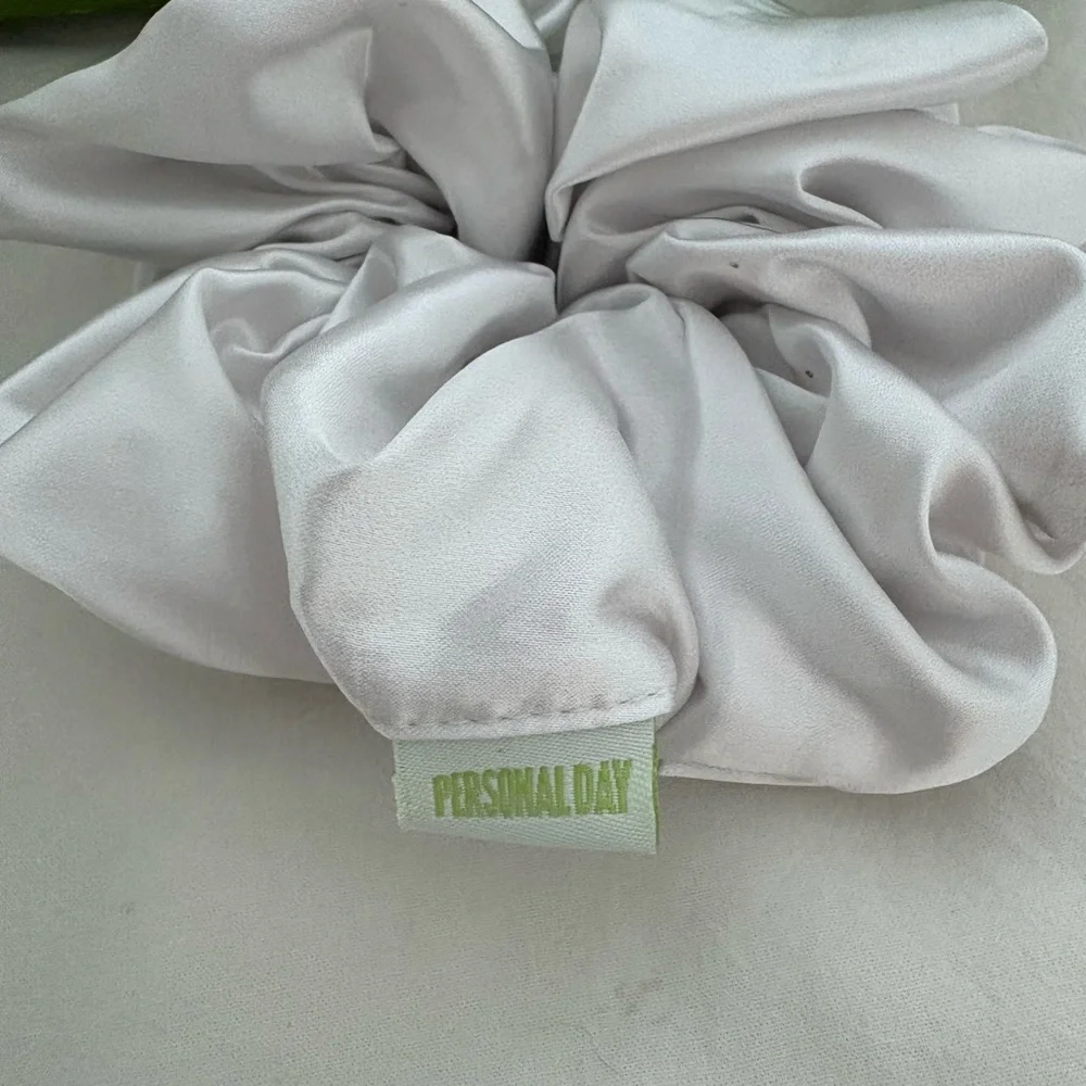 PERSONAL DAY Canvas Tote with serum & priming milk plus hair scrunchie - Picture 4 of 6